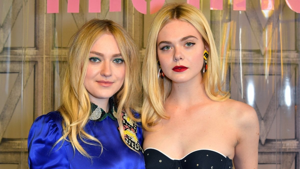 Elle Fanning difese involontariamente la sorella Dakota da un uomo scortese: “Gli sputò addosso per sbaglio” Elle Fanning difese involontariamente la sorella Dakota da un uomo scortese: “Gli sputò addosso per sbaglio”