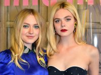 Elle Fanning difese involontariamente la sorella Dakota da un uomo scortese: 'Gli sputò addosso per sbaglio'