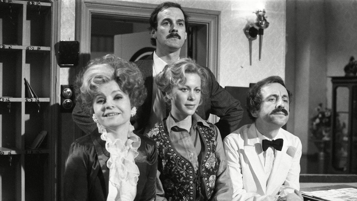 Addio a Prunella Scales, co-star di John Cleese in Fawlty Towers: l’attrice è morta a 93 anni