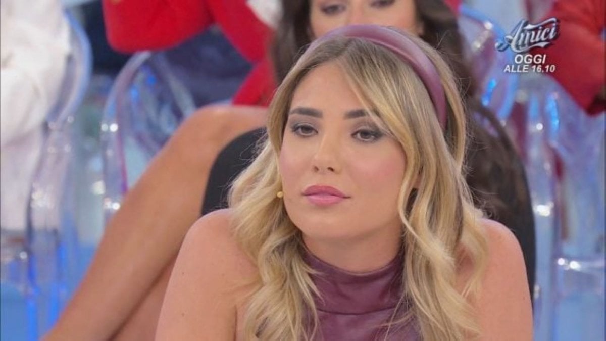Uomini e Donne, Martina De Ioannon non si presenta al confronto con Ciro e Gianmarco: “Mancanza di rispetto” Uomini e Donne, Martina De Ioannon non si presenta al confronto con Ciro e Gianmarco: “Mancanza di rispetto”