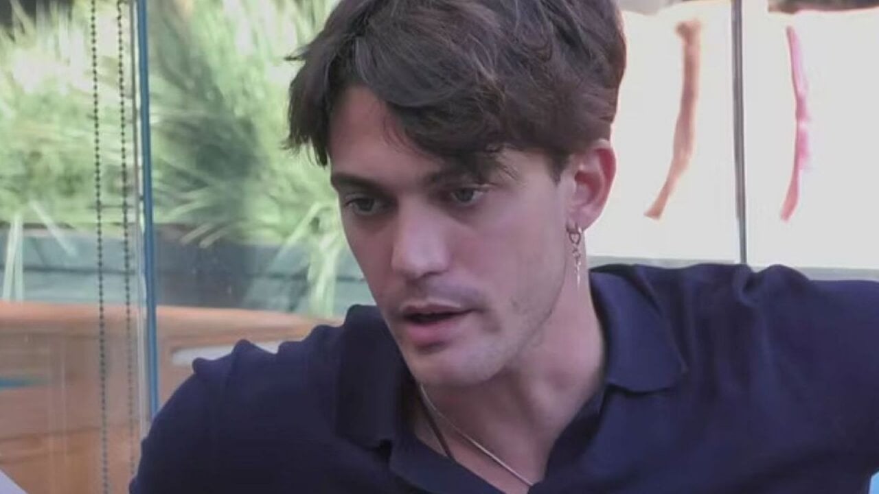 Grande Fratello, messaggio dai fan "Jonas scendi dal piedistallo" e lui perde le staffe