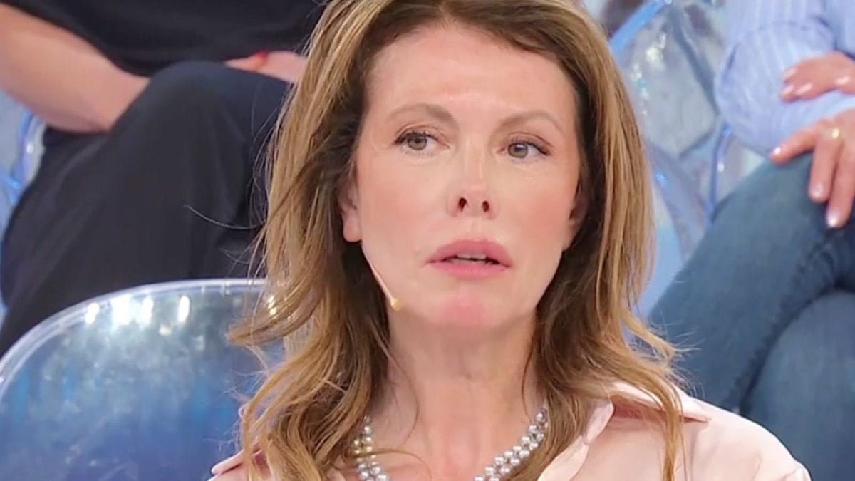 Uomini e Donne, Gianni Sperti contro Cinzia Paolini: “Recita una parte”.  Magda restituisce il regalo a Mario Uomini e Donne, Gianni Sperti contro Cinzia Paolini: “Recita una parte”.  Magda restituisce il regalo a Mario