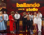 Ballando con le stelle 2025, le coppie e gli ospiti in pista stasera su Rai 1: Andrea Delogu non ballerà