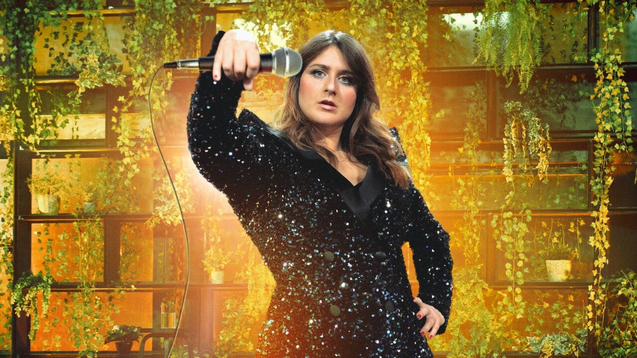 Michela Giraud con microfono in mano