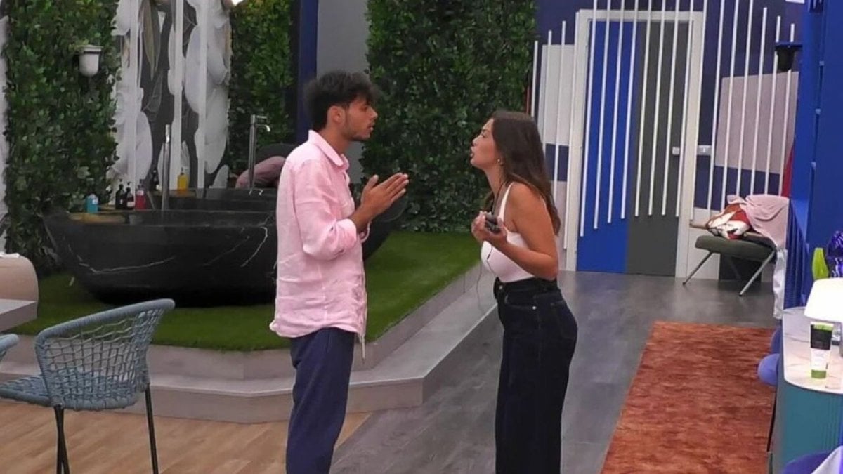 grande fratello notte di halloween da incubo simone ubriaco ribalta un tavolo e confessa l8217amore per anita da Movieplayer.it grande fratello notte di halloween da incubo simone ubriaco ribalta un tavolo e confessa l8217amore per anita