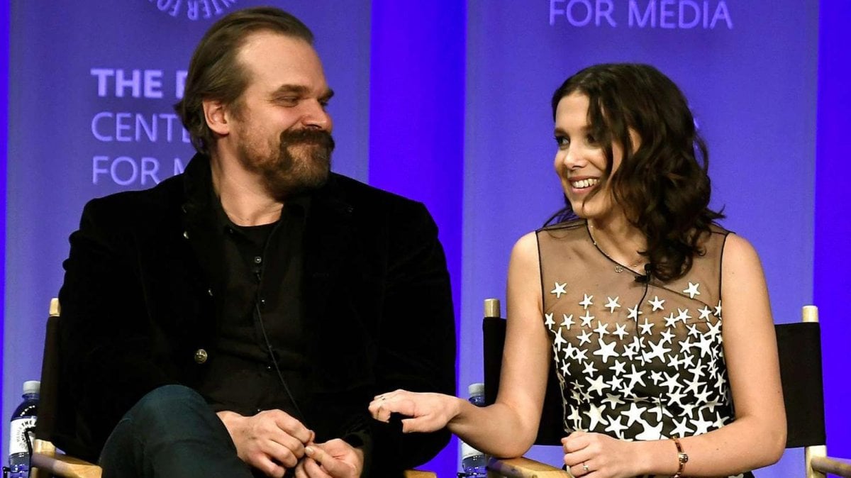 Millie Bobby Brown ha accusato David Harbour di "bullismo e molestie" sul set di Stranger Things Millie Bobby Brown ha accusato David Harbour di "bullismo e molestie" sul set di Stranger Things
