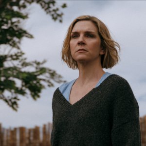Pluribus: Rhea Seehorn in una scena della serie Apple