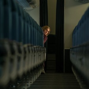 Pluribus: la protagonista Rhea Seehorn in una scena della serie