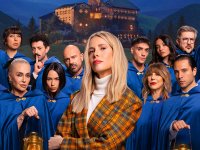 The Traitors: è mania anche in Italia dopo il boom America e UK. Con Rai e Mediaset a mangiarsi le mani