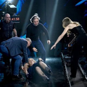 Belve 2025 - Iva Zanicchi cade sul binario nella puntata del 4 novembre