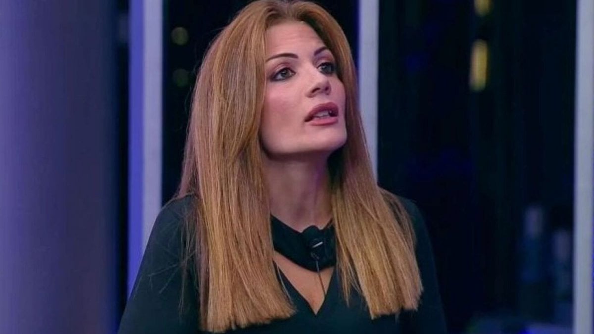 Grande Fratello, Valentina toglie a Domenico la collana di Benedetta: "Se vuoi me, devi allontanarla" Grande Fratello, Valentina toglie a Domenico la collana di Benedetta: "Se vuoi me, devi allontanarla"