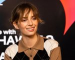 Maya Hawke rivela l’ironico consiglio di Uma Thurman per lavorare con Quentin Tarantino: “Tieniti le scarpe'