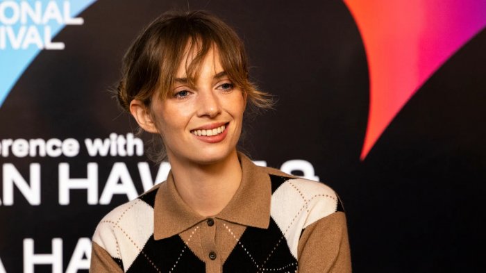 Maya Hawke rivela l’ironico consiglio di Uma Thurman per lavorare con Quentin Tarantino: “Tieniti le scarpe'