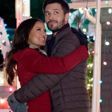 Sotto le luci di Natale: Heather Hemmens e Marco Grazzini in una scena