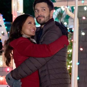 Sotto le luci di Natale: Heather Hemmens e Marco Grazzini in una scena