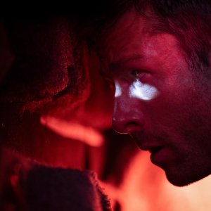 The Running Man: Glenn Powell di profilo in un primo piano