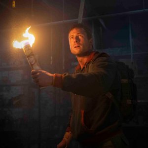 The Running Man: Glenn Powell in una scena