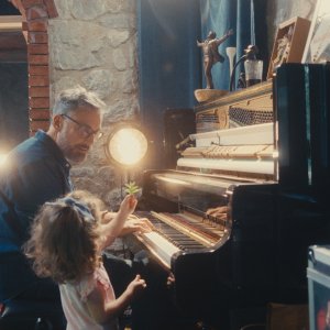 Brunori Sas - Il tempo delle noci, Brunori con la figlia al pianoforte