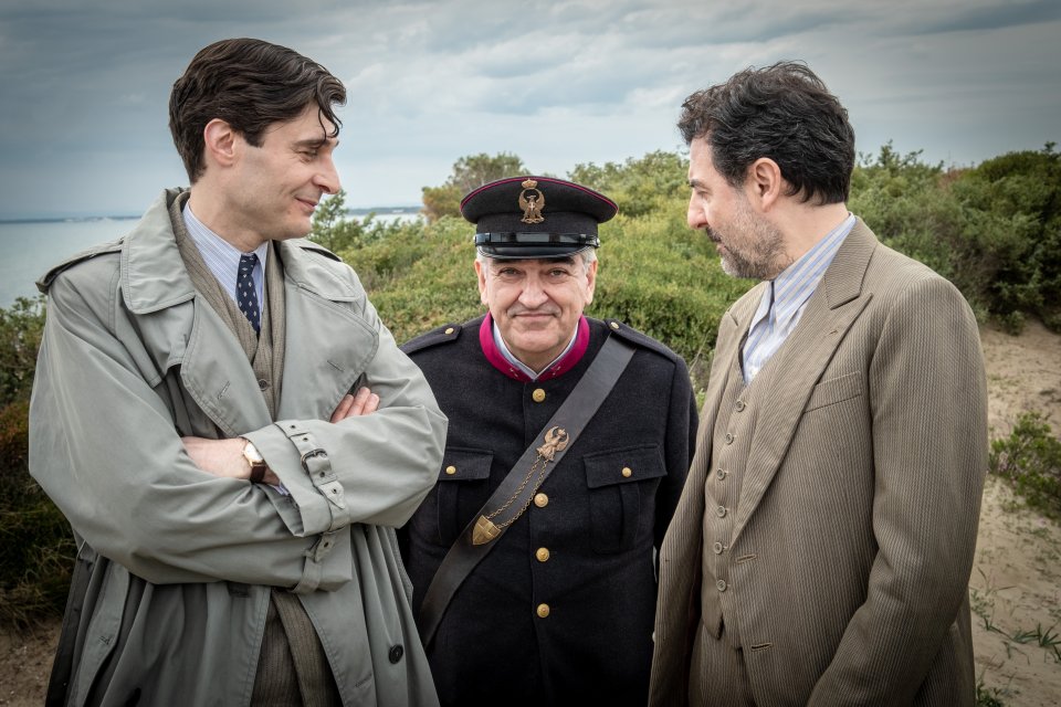 Il Commissario Ricciardi Lino Guanciale Antonio Milo Enrico Ianniello Scena Terza Stagione Serie Tv Rai