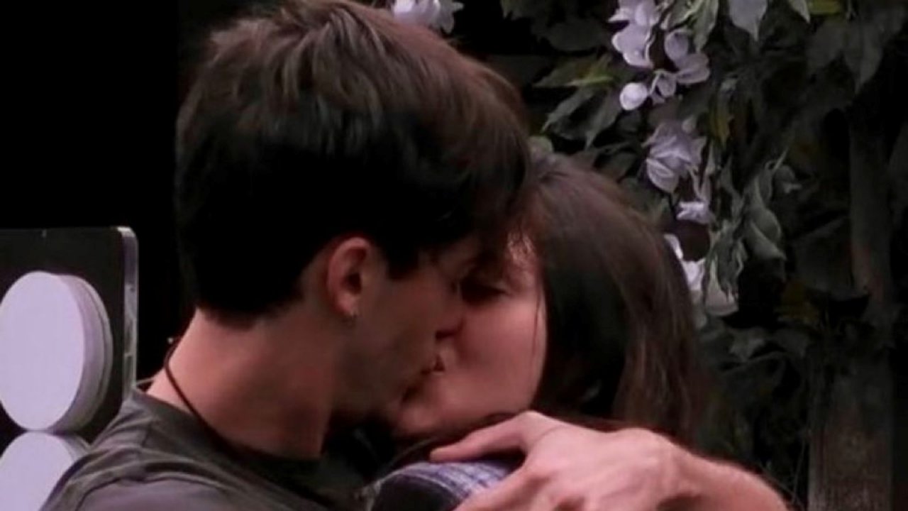 Il bacio tra Anita e Jonas