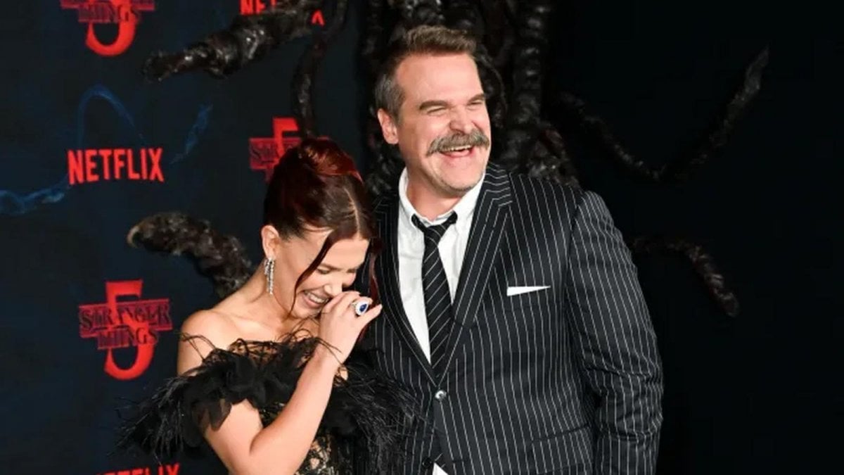 millie bobby brown e david harbour abbracci e risate sul red carpet dello stranger things day da Movieplayer.it millie bobby brown e david harbour abbracci e risate sul red carpet dello stranger things day