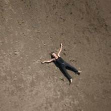 Piero Pelù Rumore dentro: Piero Pelù sdraiato su una spiaggia