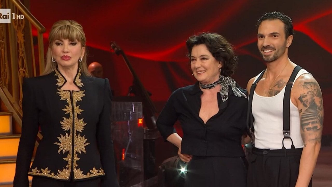 Milly Carlucci con l'ospite di puntata, Monica Guerritore