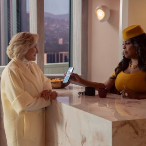 All's Fair. Glenn Close e Niecy Nash-Betts in una scena