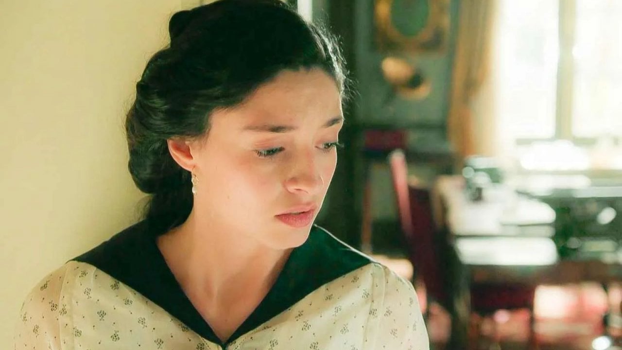 Angela è interpretata da Marta Costa