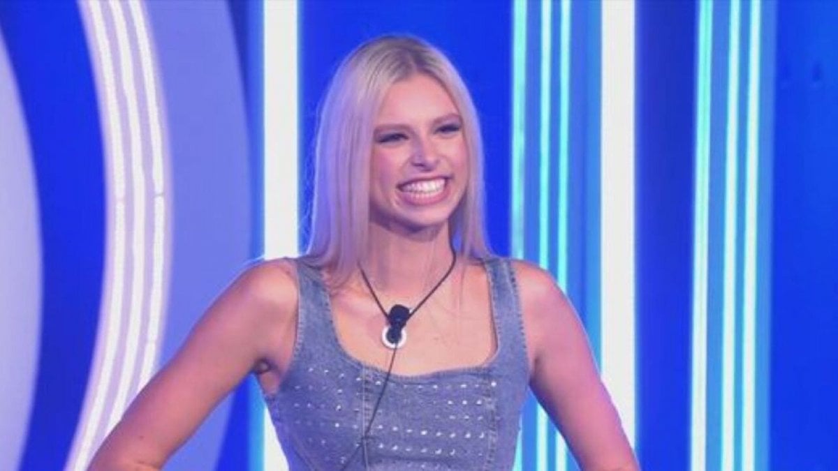 grande fratello giulia soponariu si sente male i concorrenti gridano fate entrare qualcuno