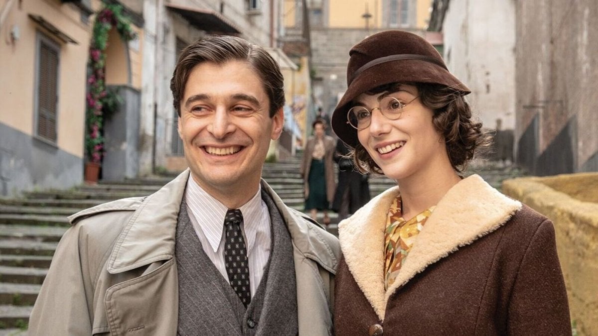 il commissario ricciardi 3 da stasera su rai 1 trama cast da quante puntate 232 composta la terza stagione