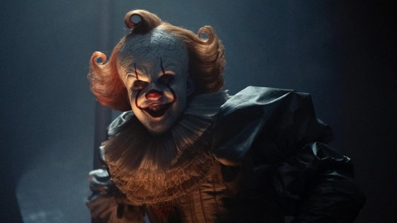 Pennywise in una scena di It: Welcome to Derry