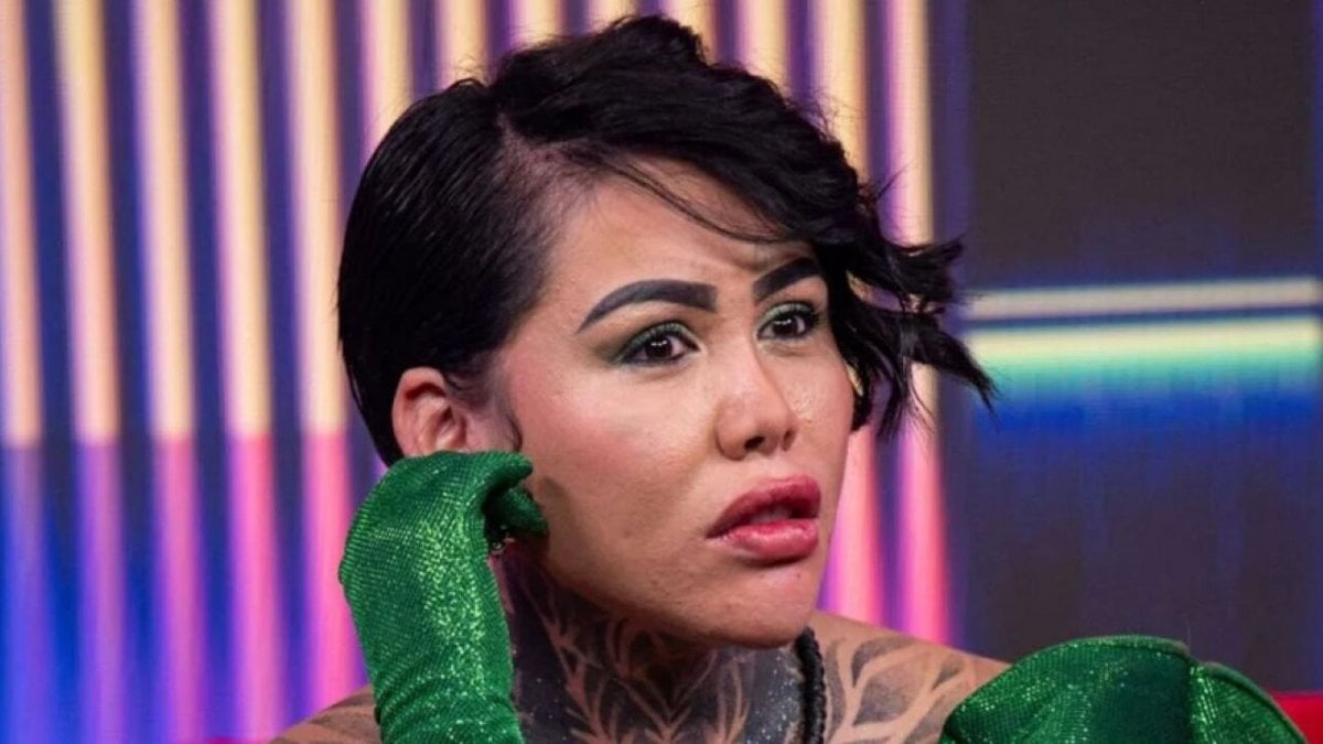 Rissa clamorosa in un reality colombiano: concorrente tenta di affogare la rivale in piscina