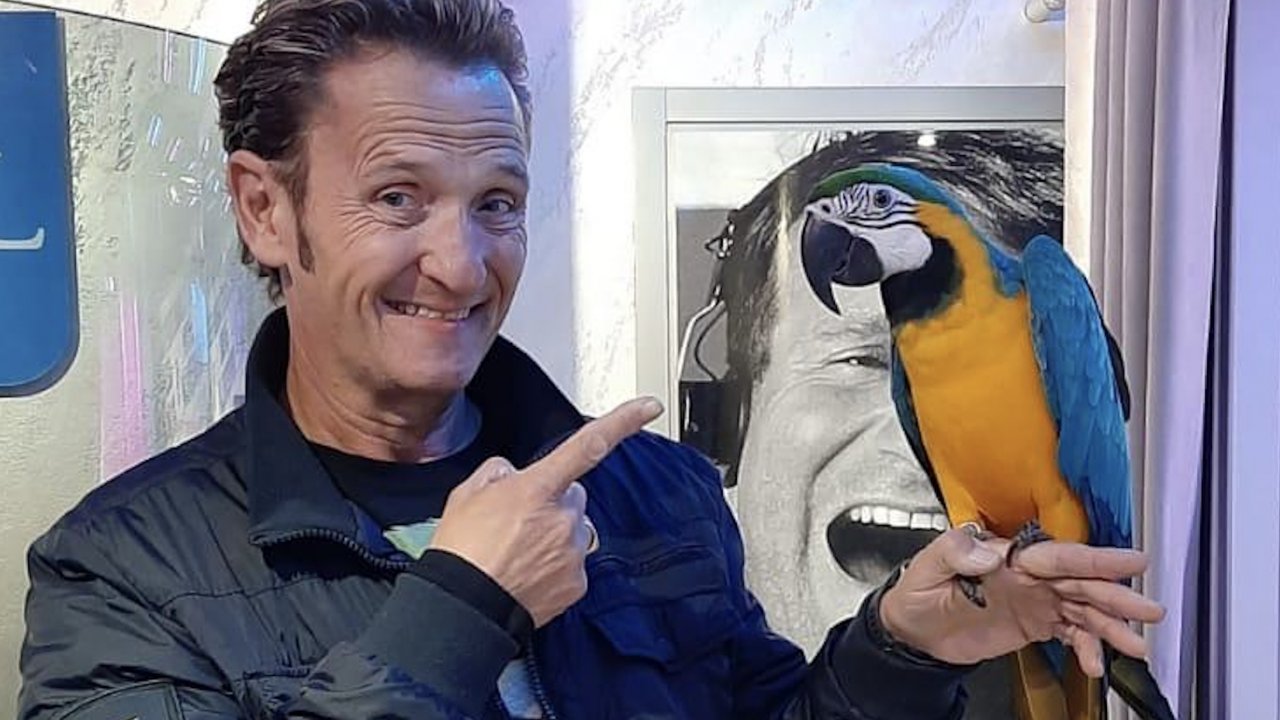 Enzo Salvi con il pappagallo