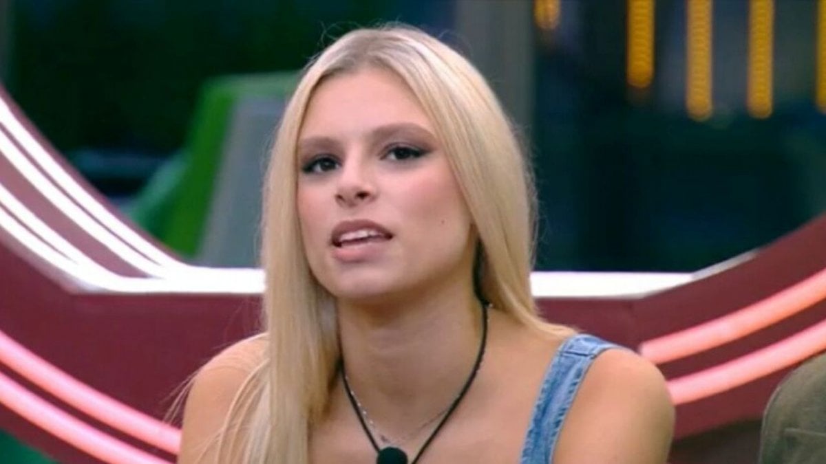 Grande Fratello, nuovo malore per Giulia Soponariu: la gieffina soccorsa dai compagni “Vuole andare via"