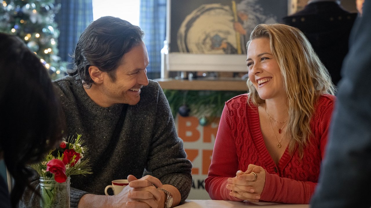 Oliver Hudson e Alicia Silverstone in una scena di Buon Natal-Ex!