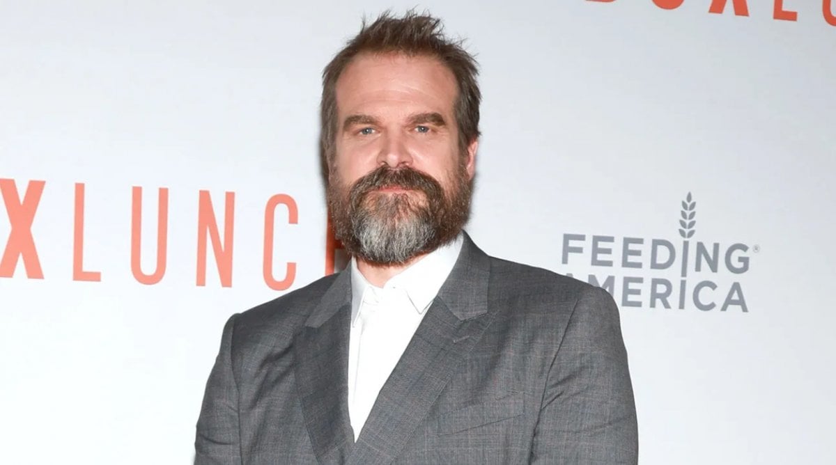 david harbour da stranger things a pizza bomber irriconoscibile sul set di evil genius