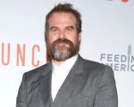 David Harbour da Stranger Things a 'Pizza Bomber': irriconoscibile sul set di Evil Genius