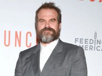 David Harbour da Stranger Things a 'Pizza Bomber': irriconoscibile sul set di Evil Genius