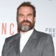 David Harbour da Stranger Things a 'Pizza Bomber': irriconoscibile sul set di Evil Genius