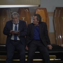 Due famiglie, un funerale: una scena del film