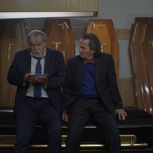 Due famiglie, un funerale: una scena del film