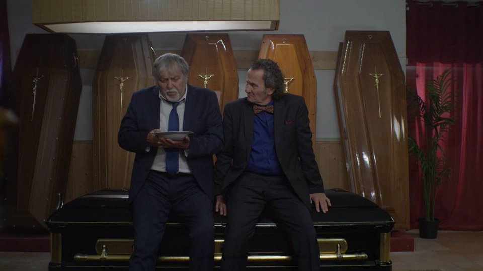 Due Famiglie Un Funerale Scena