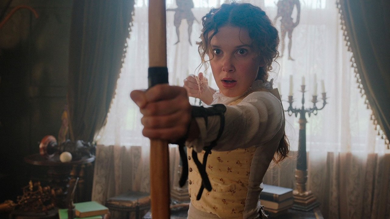 Enola Holmes: Millie Bobby Brown in una scena