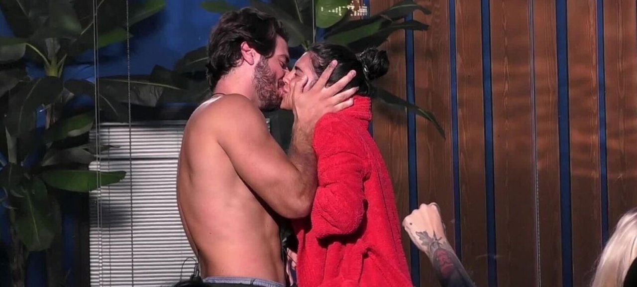 Grande Fratello, scatta il primo bacio tra Rasha e Omer: galeotto un aereo dei fan!