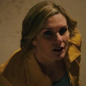 Pluribus: Rhea Seehorn guarda verso il cielo