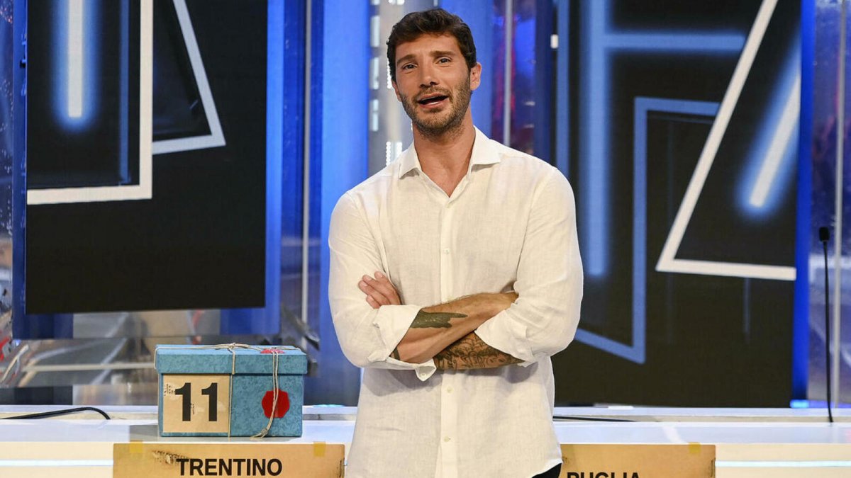 affari tuoi salta due puntate stefano de martino cede il posto su rai 1 alla nazionale di calcio ecco quando