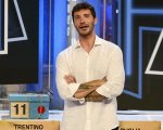 Affari Tuoi salta due puntate, Stefano De Martino cede il posto su Rai 1 alla nazionale di calcio: ecco quando