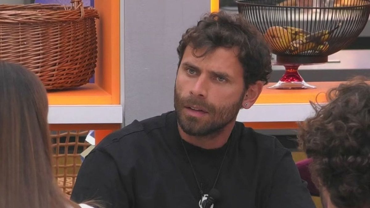 grande fratello domenico perde il controllo basta parlare di valentina e minaccia di spaccare il vetro da Movieplayer.it grande fratello domenico perde il controllo basta parlare di valentina e minaccia di spaccare il vetro