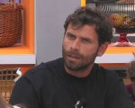Grande Fratello, Domenico perde il controllo: “Basta parlare di Valentina” e minaccia di spaccare il vetro